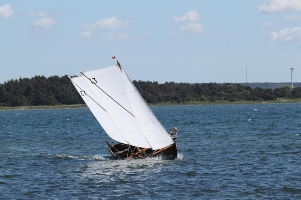 Mats segelbåt friska vindar