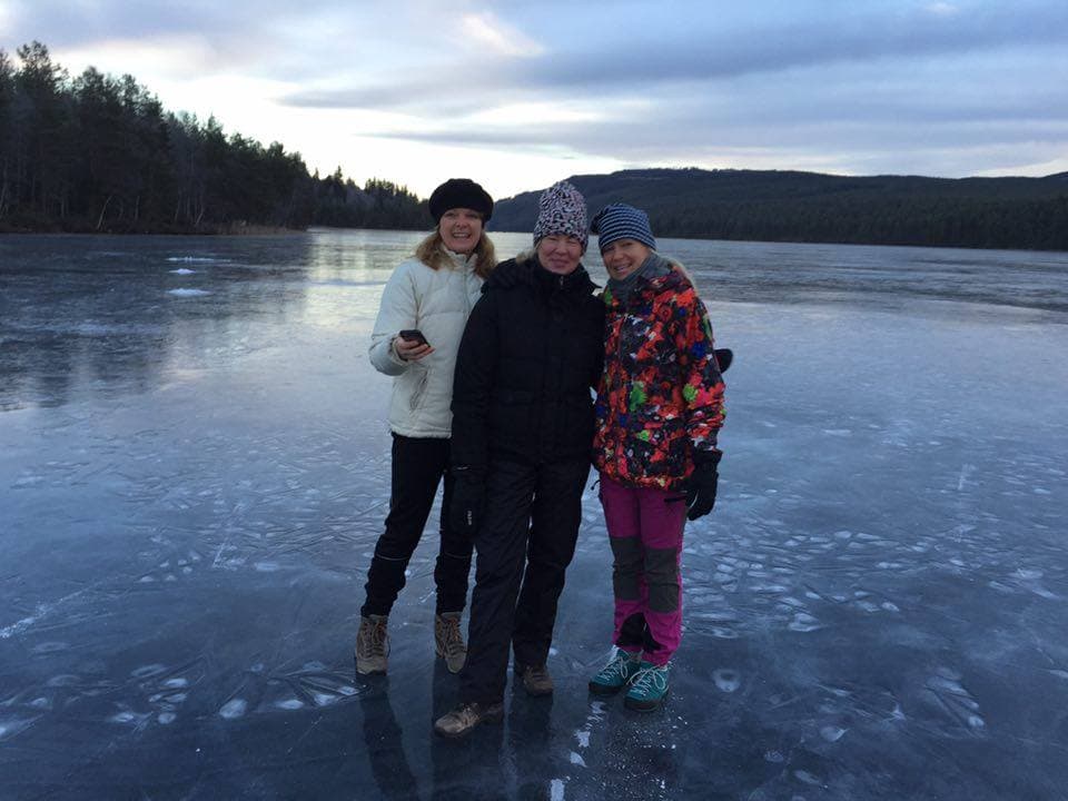 Karin Vintrig promenad på isen med bästa vännerna