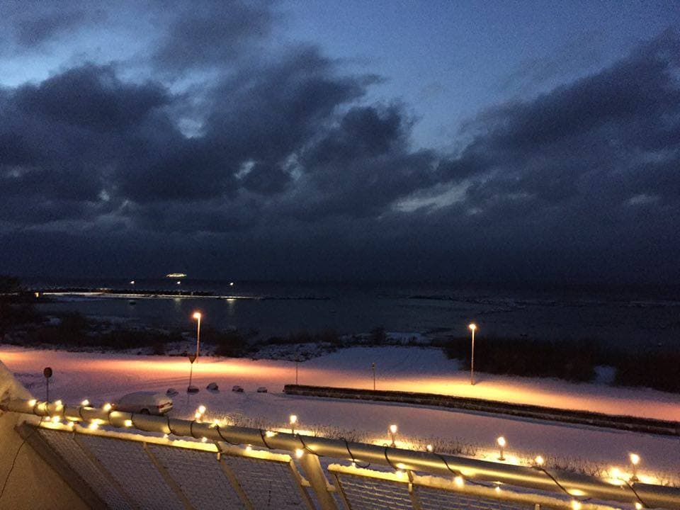 Karin Nu är jag tillbaka på balkongen och snön på Gotland