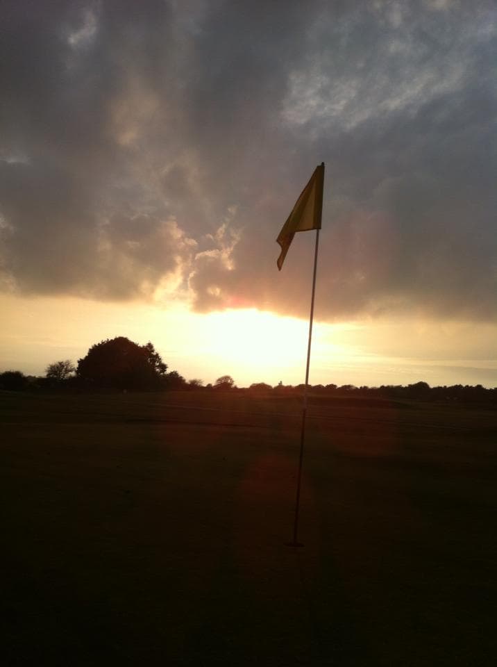 Veckans solnedgång ... På golfbanan , det gäller att träna nu !!!