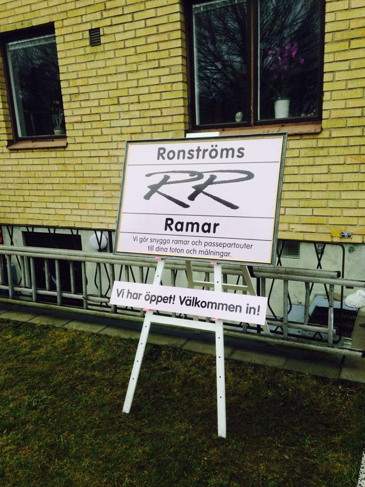 Ronströms Ramar logoskylt utomhus